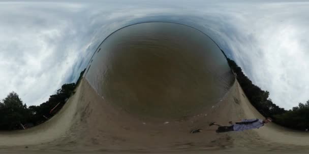 360Vr Vidéo Homme Tourisme Promenade sur le littoral Rivière Mer Arbres verts Grandir sur une berge Randonneuse pédestre sur la rive Regardant la nature Nuageux Été — Video