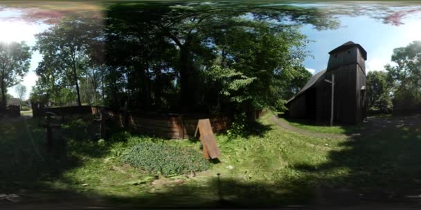 360Vr Video Lugar de enterramiento en el antiguo pueblo Graves Cruces Casas rústicas Los patios están cercados con cascabeles Museo etnográfico en el bosque Árboles verdes Hierba Soleado — Vídeos de Stock