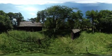 360vr Video adam eski köydeki arı kovanı, terk edilmiş Courtyard ağaçlar rustik Cottages gür yeşil ağaçlar orman arasında ahşap kuş yuvaları güneşli çimen büyümüş