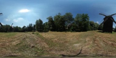 360vr Video fabrikaları bir orta alan eski köy kırsal manzara rustik evlerin onların avlusu ile saman alan yeşil ağaçlar orman güneşli bir günde kuru.