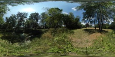 Güneşli bir günde güzel bir yaz manzarasının 360 derece manzarası