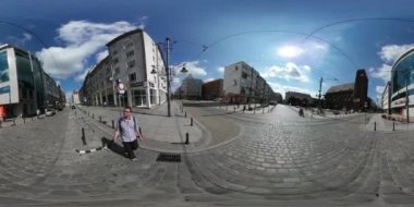 360vr Video turist Walking Street adam ile Selfie sopa tarafından Wroclaw Küresel Panorama sıcak yaz günü içinde olduğunu.