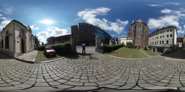 360Vr Video Turista en la calle empedrada Wroclaw Downtown Panorama esférico Mochilero entre los edificios históricos Nubes en el cielo azul Día soleado — Vídeos de Stock