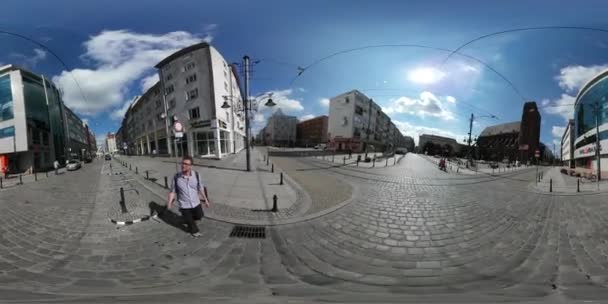 360vr відео турист є ходьба по вулиці людина з Selfie палиці в Вроцлав сферичні панорами теплий літній день — стокове відео