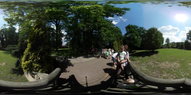 360vr відео людей в парк зоопарк екскурсія Ополе Пап отримали провести дочка допомагає їй побачити тварин через дерев'яний паркан батьків і дітей сонячний день — стокове відео