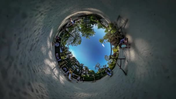 360Vr Vídeo Filha Criança em um balanço Pai Homem tem que segurar a criança Crianças com os pais no playground no parque jogar correndo árvores verdes frescas ensolarado — Vídeo de Stock