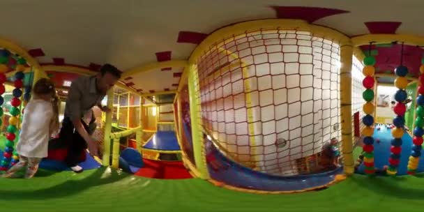360Vr Vidéo Homme filmant des enfants à la maternelle Journée des enfants Opole Play Room Aire de jeux Happy Smiling Kids Have Fun Party Family Have a Good Time — Video