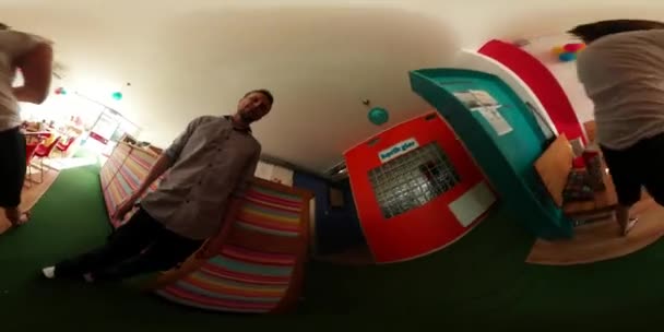 360Vr Video Uomo sta girando se stesso Vacanza asilo nido Giornata dei bambini Opole persone sorridenti bambini felici sorridenti Prepararsi a una festa divertirsi — Video Stock