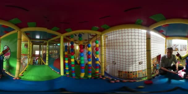 360vr video man kids in multi-level play zone kids 's day opole boys and girls are playing around play room child development room happy kids have fun — Stockvideo
