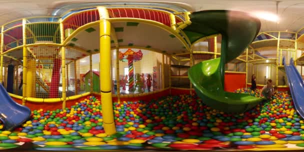360vr 视频儿童玩室里散落着球的儿童节奥波莱孩子们 Runnding Slide 由槽儿童发展室快乐孩子有乐趣 — 图库视频影像