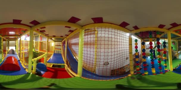 360Vr Video Niños felices corriendo por zona de juego Día de los niños Opole Play Room Los niños sonríen en la cámara Sala de desarrollo infantil Colorida decoración Juguetes Bolas — Vídeos de Stock