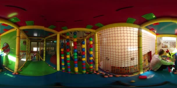 360vr Video děti běží dole na hrát zóny dětský den Opole člověka sedí na podlaze chlapci a dívky se hraje kolem dítěte rozvoj místnost — Stock video