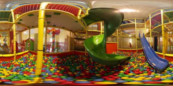 360vr βίντεο τα παιδιά στο Play Room σπαρμένος με Παιδικές μπάλες ημέρα Opole παιδιά είναι Runnding διαφανειών από υδατοπτώσεις παιδί ανάπτυξη δωμάτιο ευτυχισμένο τα παιδιά να διασκεδάσουν — Αρχείο Βίντεο