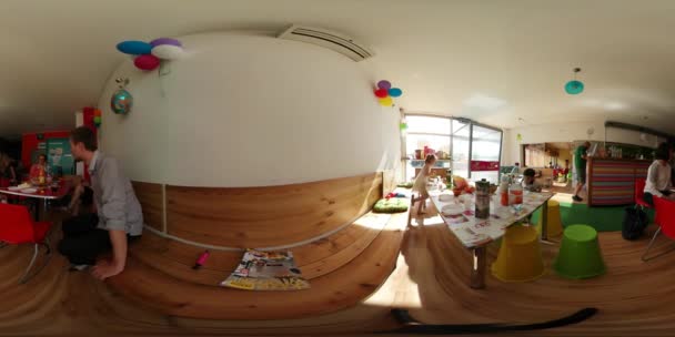 360vr wideo dzieci rodziców w dzień dziecka Party przedszkola w Opolu jedzenie na stole rodziców spędzić czas z dziećmi w centrum rozwoju dziecka — Wideo stockowe