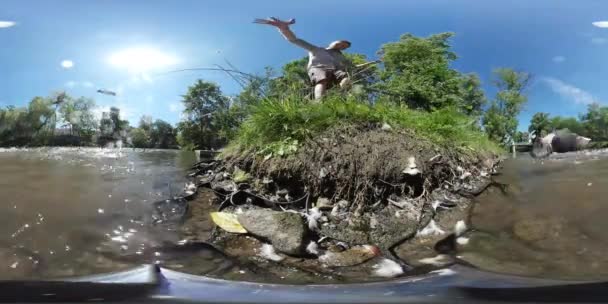 360vr βίντεο άνθρωπος που ταΐζουν τα περιστέρια σε μια λίμνη πρασινοκέφαλη υδρόβια πτηνά είναι πισίνα πράσινο δέντρα πουλιά χόρτο τρέφονται ψάχνοντας για τροφή ηλιόλουστη μέρα — Αρχείο Βίντεο