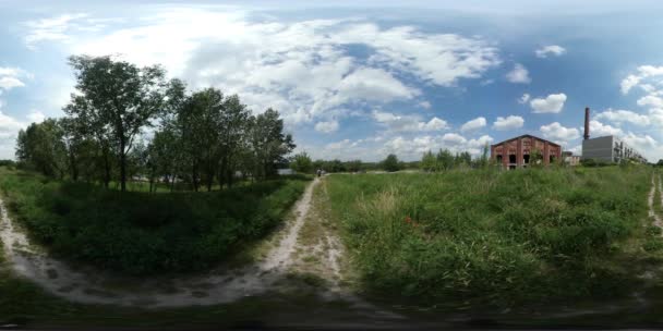 Homem de Vídeo 360Vr Caminhando por Footpath Perto do Lago Bolko em Opole Abandonado Fábrica Tubulação Tijolos Vermelhos Edifício Verde Gramado Árvores Frescas Dia de Verão Céu Azul Ensolarado — Vídeo de Stock