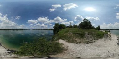 360vr Video insanların yokuş aşağı su adam turistik göl banka turkuaz su ağaçlar insanlar üzerinde yürüme Sandy Hill tarafından güneşli yürüyüş yüzmek olacak