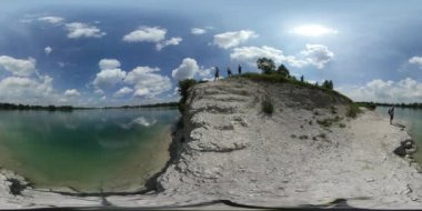 360vr su yüksek banka Lake turkuaz su insan içine aşağı Video adam atlar Sandy Hill bulutlar güneşli yaz gündüz yürüyen adam arıyoruz