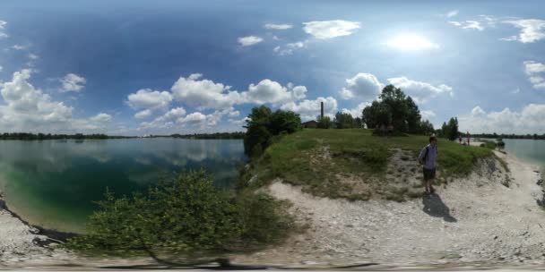 360Vr видео люди спускаются вниз к воде турист турист на берегу озера бирюзовые деревья воды люди собираются плавать пешком Сэнди Хилл Солнечный — стоковое видео