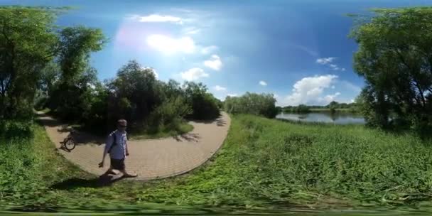 360Vr Video 360 Stupně Muž Jízda Kole Podle Park Alley — Stock video