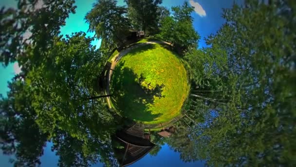 Μικρό μικροσκοπικό πλανήτη Green 360 μοιρών πίσω αυλή του ρουστίκ σπίτια στην όμορφη ύπαιθρο χωριό παλιά σπίτια σιταποθήκες υπόστεγα και Barnyard σαφή μπλε ουρανό — Αρχείο Βίντεο