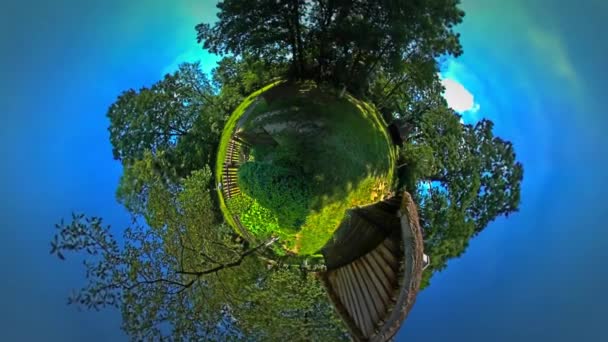Μικρό μικροσκοπικό πλανήτη 360 μοιρών θέα στην πίσω αυλή του ρουστίκ σπίτια στο όμορφο χωριό εξοχή παλιά σπίτια σιταποθήκες υπόστεγα και Barnyard σαφή μπλε ουρανό — Αρχείο Βίντεο