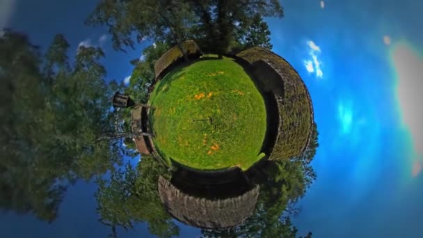 Little Tiny Planet 360 graus telhados de palha Casas rústicas bela vista da vila no campo Casas antigas celeiros Baias e Cemitério Céu Azul Claro — Vídeo de Stock