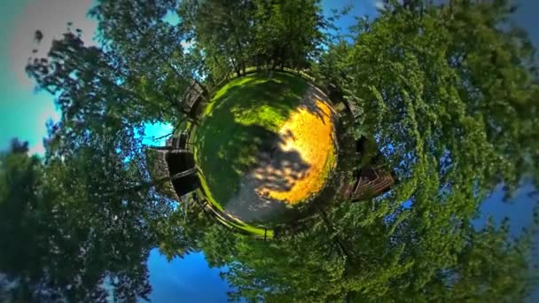 Petite Petite Planète 360 Degré Chemin de terre dans un beau village Maisons rustiques Campagne Maisons anciennes Granges Remises et basse-cour Ciel bleu clair De jour — Video