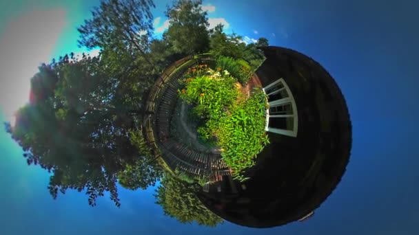 Little Tiny Planet 360 graus galpões e Barnyard View na grama verde do campo e árvores telhados de palha nas casas rústicas Aldeia bonita — Vídeo de Stock