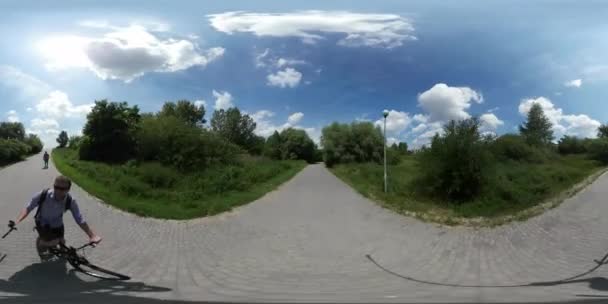 360Vr Video 360 Stopnie Mężczyzna Jeździ Rowerze Przez Park Alley — Wideo stockowe