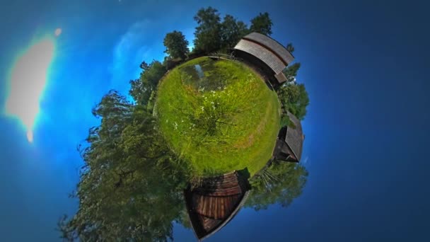 Little Tiny Planet 360 Degree View on Pond Barnyard Casas Rústicas Aldeia Bonita Campo Casas Velhas Barracas Baias e Cemitério Céu Azul Claro — Vídeo de Stock