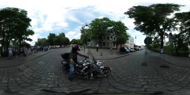 360vr wideo ludzi o uroczystości w Man dnia dla dzieci w Opolu na motocykl Młodzi Backpacker grupy dzieci ludzi, chodzenia przez kostka brukowa drzew — Wideo stockowe