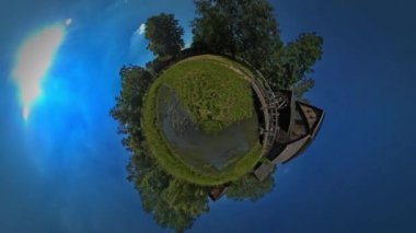 Küçük akışı güzel köy kırsal eski evler kulübeler tutuyor ve çiftlik açık mavi gökyüzü üzerinde küçük küçük gezegen 360 derece ahşap köprü