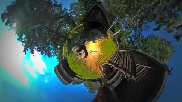 Little Tiny Planet 360 Grado Grindstone Barnyard Case rustiche nella bella campagna villaggio Vecchie case fienili Capannoni e Barnyard Clear Blue Sky — Video Stock