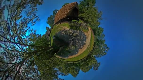Μικρό μικροσκοπικό πλανήτη άποψη 360 βαθμού ρουστίκ στην αυλή στο όμορφο χωριό εξοχή παλιά σπίτια σιταποθήκες υπόστεγα και Barnyard καταγάλανο ουρανό σε εξωτερικούς χώρους — Αρχείο Βίντεο