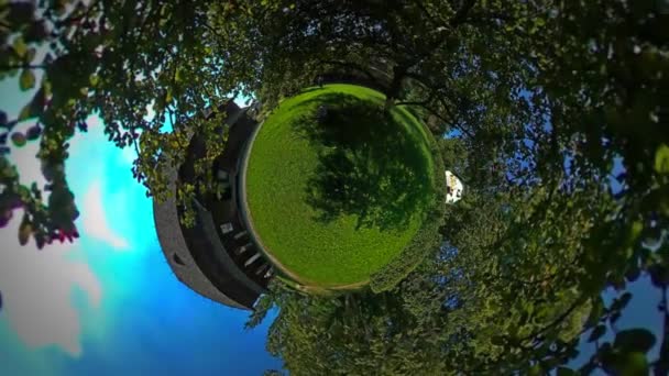 Küçük küçük gezegen 360 derece yeşil çim Rustik evlerin güzel köy kırsal eski evler kulübeler tutuyor ve çiftlik açık mavi gökyüzü — Stok video