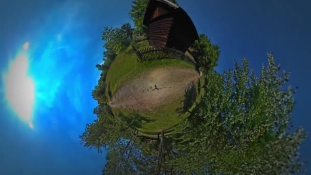 Little Tiny Planet 360 Grau cerca em Fire Road Casas rústicas na bela aldeia Campo Casas velhas Celeiros Baias e Cemitério Céu Azul Claro — Vídeo de Stock