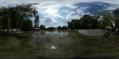 Güneşli bir günde şehir parkının 360 derecelik manzarası
