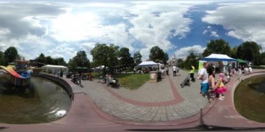 Çocuk gün Kent Meydanı Opole Meydanı insanlara video insanlar sokak adil kiosklar çadır aileler arasında yürüyerek 360vr zaman harcamak çocuklar oynuyor