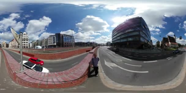 360vr video backpacker taking video of city old city street clouds are floating on the blue sky wroclaw cars are driven Ziegel Brüstung Sommertag — Stockvideo