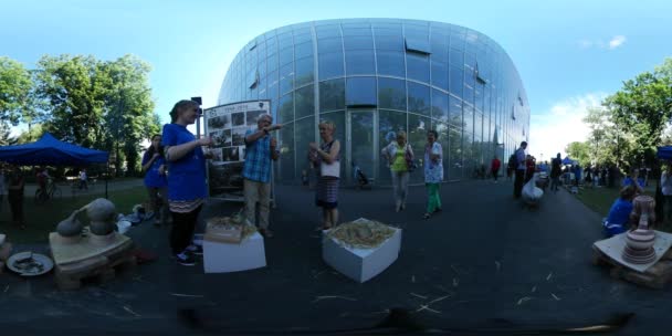 360vr Video parfém prodávající festivalu vysokoteplotní Wroclaw lidí zabývá řemesel na náměstí lidi volí parfém, přičemž zápach — Stock video