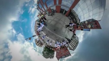 360vr Video insanlar Opole adlı çocuk gün genç kadınlarla mavi balonlar aileler Backpacker turist çocuklar kaldırım taşları kamera grup önünde kare