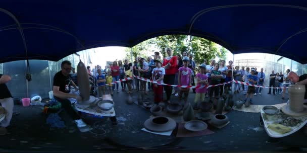 360vr Video Festival hög temperatur i Wroclaw hantverkare Molding en lerkruka människor tittar på beredning av lera varor till skottlossningen Under tältet — Stockvideo