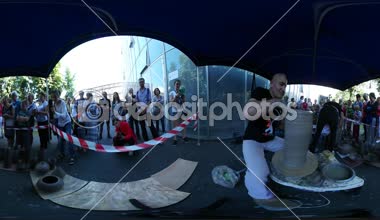 Toprak kap insanlar kalıplama 360vr Video Festivali yüksek sıcaklık Wroclaw adam Video Clay ürünler telefon hazırlanması için ateş alarak izliyor