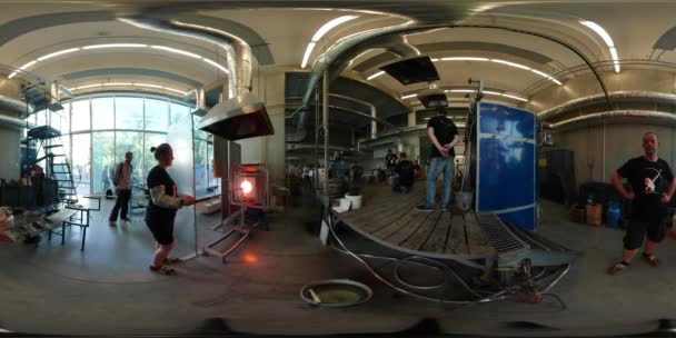 360Vr Video Woman Glass Blower Festival Wroclaw de alta temperatura se envolve em diferentes artesanato Oficina ao ar livre Alguns espectadores estão assistindo turistas — Vídeo de Stock