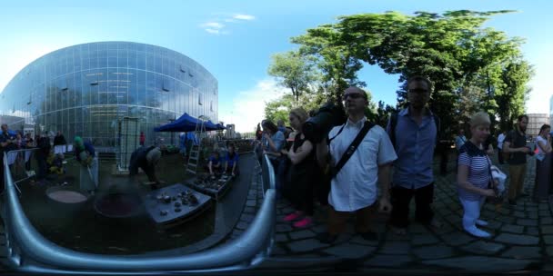 360vr Video ustaların kare izleyiciler üzerinde farklı el sanatları Festivali yüksek sıcaklık Wroclaw bir kil Metal Emayeleme Meneviş yürütmektedir izliyor — Stok video