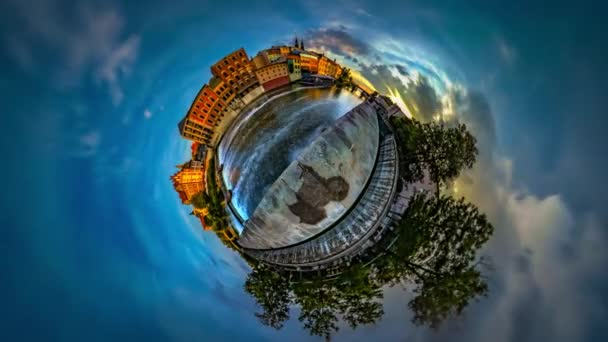 Lilla Tiny Planet 360 graders låg vattenfall färger förändras snabbt flod flöden mellan låga byggnader moln svävar på den blå himlen — Stockvideo