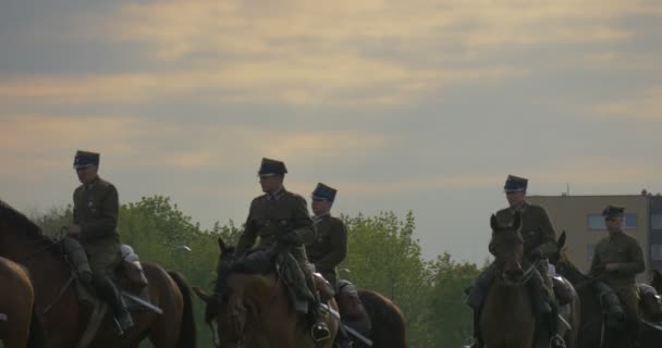 Oficiais militares em cavalos estão se movendo da direita para a esquerda ao longo da câmera — Vídeo de Stock