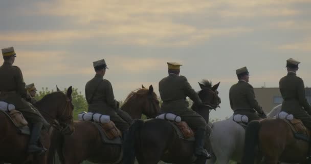 Askeri yetkilileri üniforma giymiş ve şapkalar atları farklı renkler at binme — Stok video