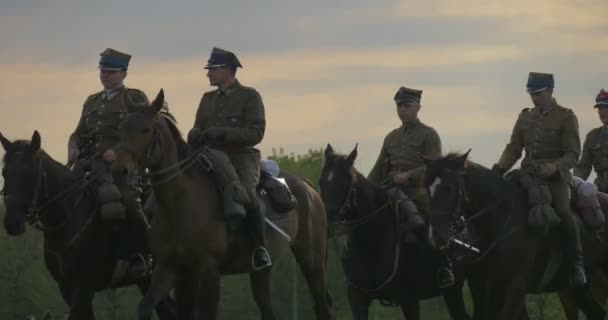 Oficerowie wojskowi są jazda konna konie przemieszczają się z krokiem do kłus — Wideo stockowe